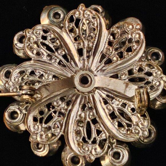 GORGEOUS VINTAGE 13 STONE RHINESTONE FLORAL BROOCH with FILIGREE EMBELLISHMENTS - Picture 9 of 11